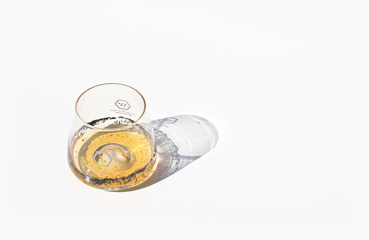 MānukaHoney蜂蜜風(fēng)味葡萄酒品牌包裝設(shè)計(jì)欣賞，葡萄酒品牌，酒品牌設(shè)計(jì)，酒品牌策劃，酒品牌全案策劃，酒品牌形象塑造，深圳品牌設(shè)計(jì)，深圳品牌策劃，深圳品牌全案策劃，深圳品牌形象塑造，左右格局    