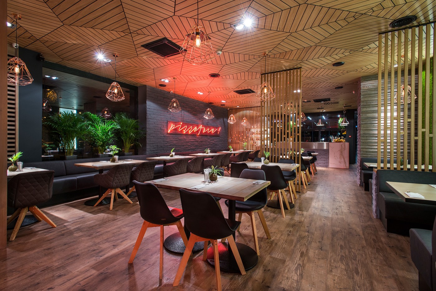 匈牙利知名連鎖酒吧餐廳空間設(shè)計，餐飲空間設(shè)計，餐廳品牌形象，深圳空間設(shè)計，左右格局