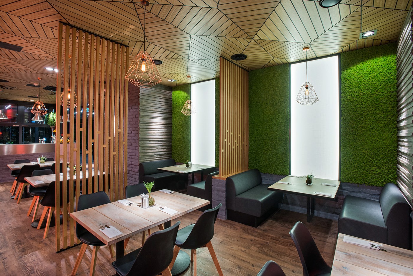 匈牙利知名連鎖酒吧餐廳空間設(shè)計，餐飲空間設(shè)計，餐廳品牌形象，深圳空間設(shè)計，左右格局